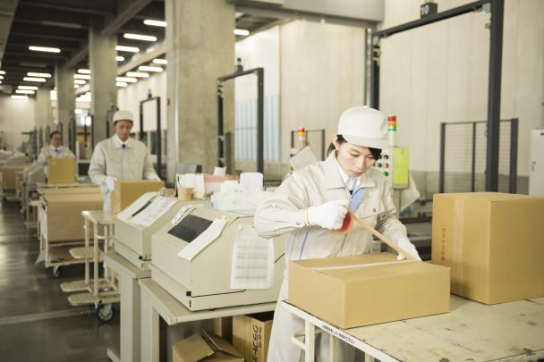簡単な小部品の包装作業